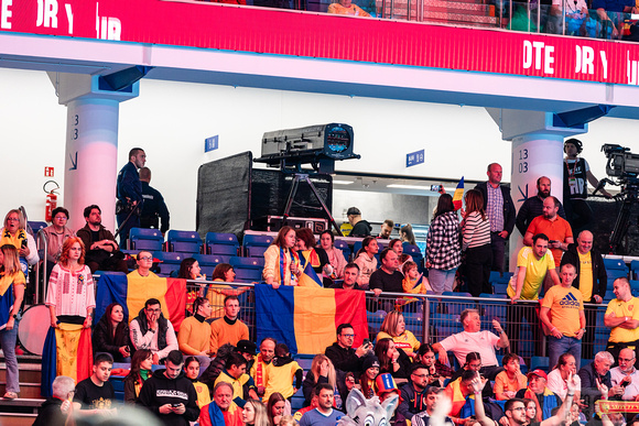20241201_194005_6D1A4324